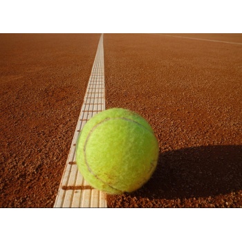 piłka tenisowa na pomarańczowej podłodze na korcie tenisowym